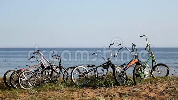 自行车停留在山上平静的大海背景夏日阳光明媚没有人没有人视频的预览图