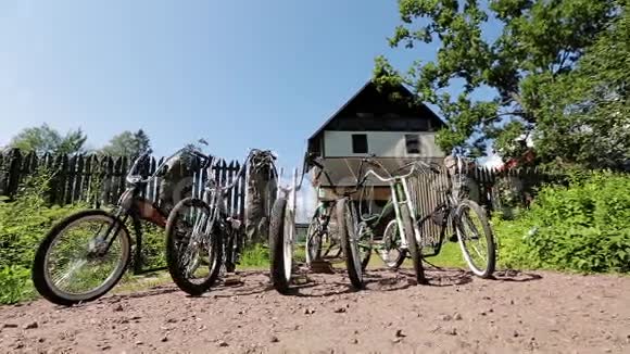 六辆自行车在敞开的大门和乡村的大豪宅前夏日视频的预览图