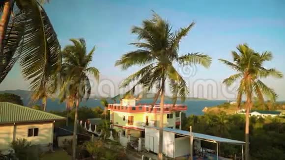 加利拉港热带岛屿棕榈树房屋和海洋景观视频的预览图