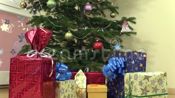 圣诞树下彩带礼品盒视频的预览图