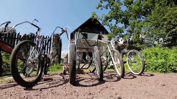六辆自行车在敞开的大门和乡村的大豪宅前夏日视频的预览图