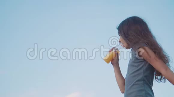 小女孩喝塑料瓶慢动作视频青少年喝果汁生活方式和水运动视频的预览图