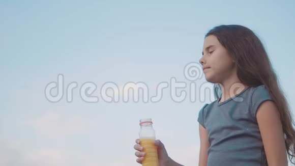 小女孩喝塑料瓶慢动作视频青少年女孩喝果汁和水运动生活方式运动视频的预览图
