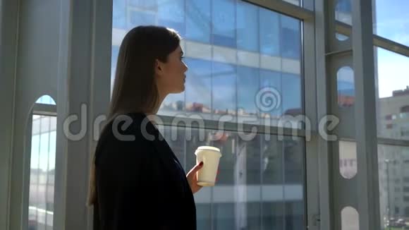 商务女性喝咖啡视频的预览图