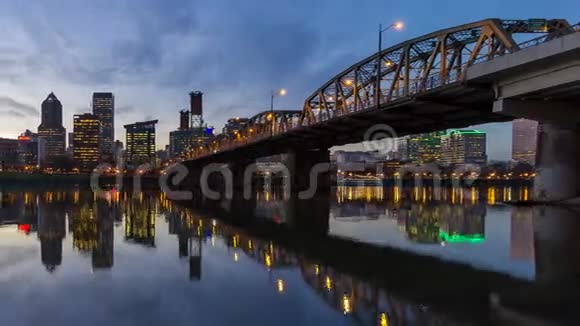 俄勒冈州波特兰市中心城市景观放映电影霍桑桥和蓝小时1080p的水反射视频的预览图