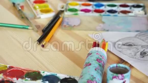 油漆图纸艺术家的手视频的预览图
