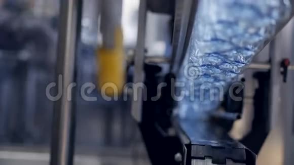 瓶装水厂机械在运行视频的预览图