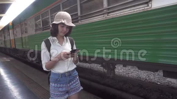 慢动作旅行者背包族亚洲妇女在泰国曼谷旅行视频的预览图
