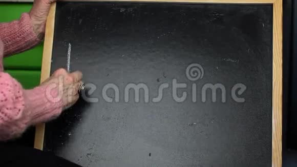 老妇人在黑板上写字视频的预览图
