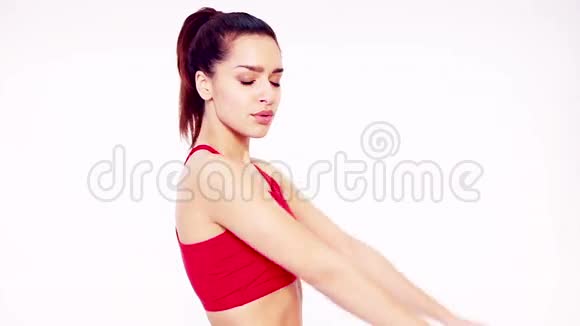 健康的年轻女人做手臂锻炼视频的预览图