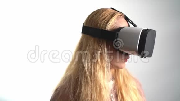 年轻女子戴着VR耳机视频的预览图