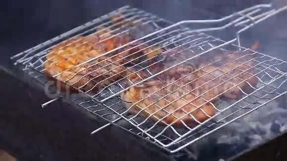 烤肉架上的切肯肉视频的预览图