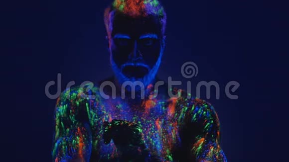 在紫外线下留胡子的人魔法用手传递视频的预览图