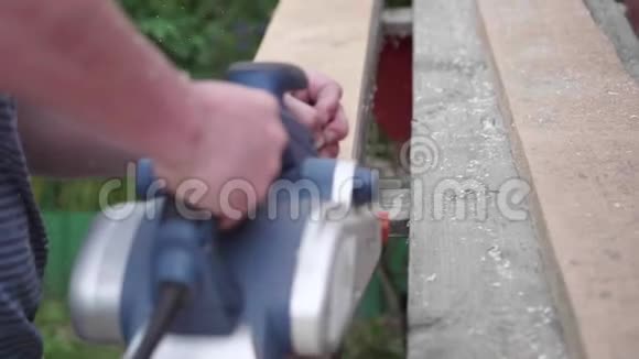 用工具加工木板人建设者用电动工具在工作台上工作建造物体视频的预览图