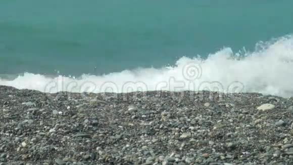 卵石海岸和小浪视频的预览图
