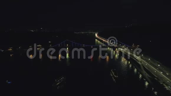 从Drone的空中俯瞰带桥梁和汽车的夜间长廊的俯视图视频的预览图