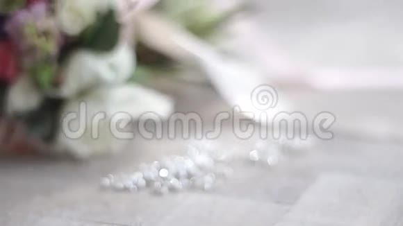 地板上的婚礼花束视频的预览图