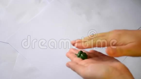 在白纸上涂抹绿色油漆视频的预览图