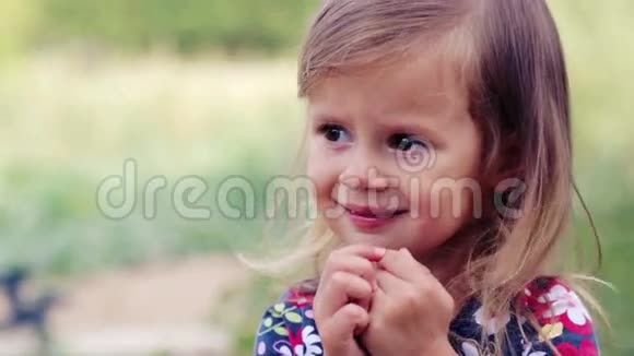 孩子吃的是大自然中的一个女孩Emotonalny孩子吃健康的食物开胃视频的预览图
