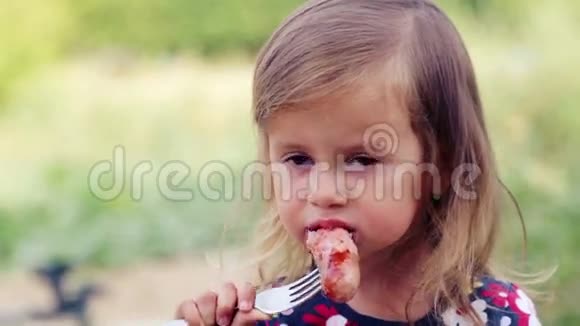 孩子吃的是大自然中的一个女孩Emotonalny孩子吃健康的食物开胃视频的预览图