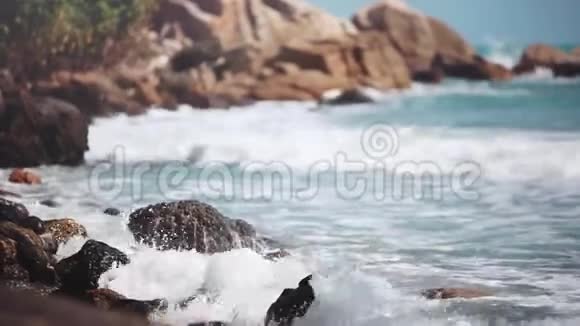 巨大的波浪撞击在石滩上1920x1080视频的预览图