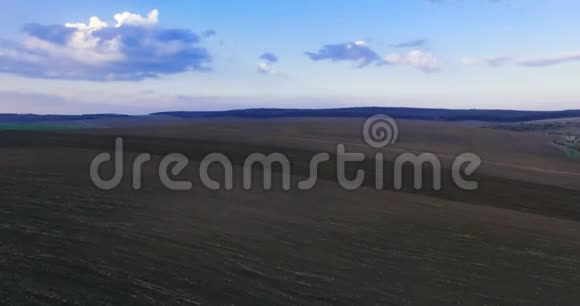 空中缤纷的田野和风景与明亮的天空4K视频的预览图