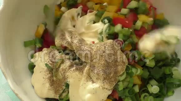 蔬菜沙拉和蛋黄酱视频的预览图