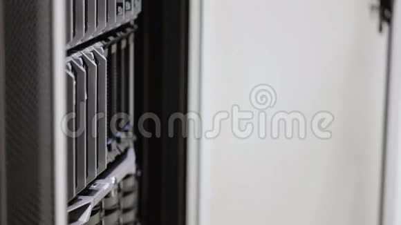 IT顾问移除数据中心的刀片服务器视频的预览图