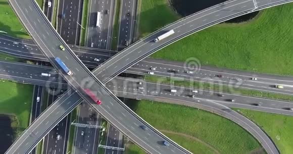 荷兰高速公路路口的空中射击视频的预览图