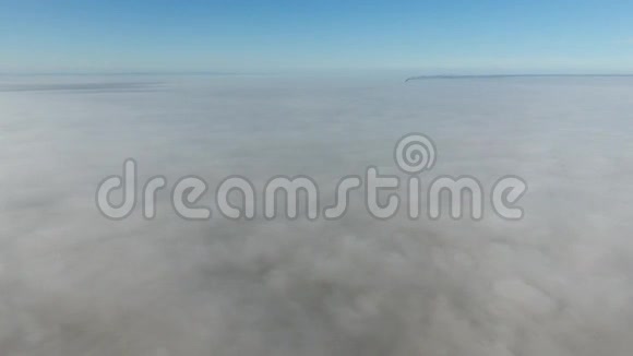 地面上的雾雾的俯视图低云晨雾凝结用无人机射击视频的预览图