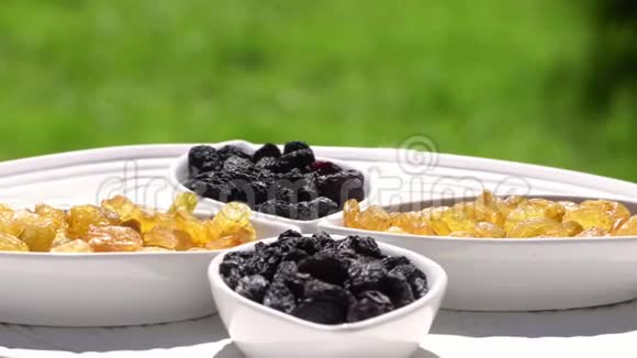 深色和浅色葡萄干很大程度上健康食品干果在一个圆圈里运动4K视频的预览图