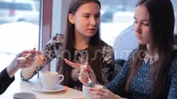 三个微笑的女朋友喝咖啡交流视频的预览图