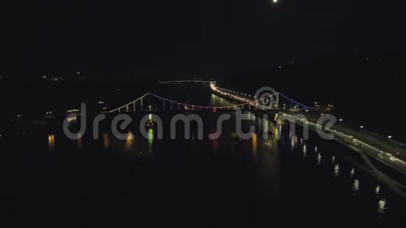 从无人驾驶飞机上可以看到空中景色可以看到有桥和汽车的夜间长廊视频的预览图