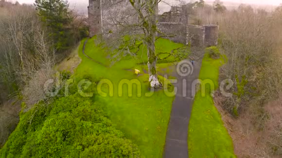 苏格兰克拉克曼郡格伦杜勒中世纪城堡坎贝尔废墟的鸟瞰图视频的预览图