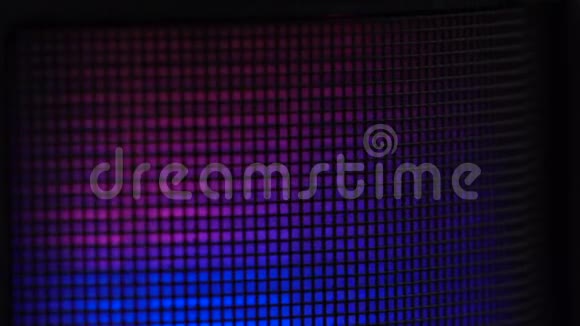 抽象的彩色电子灯在黑暗的房间里跳动未来的技术视频的预览图
