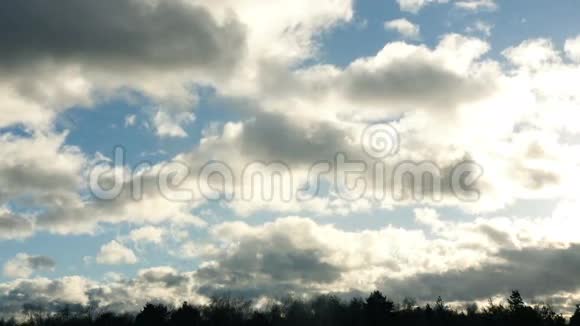高清夏天在蓝天的映衬下一朵朵朵白云快速飞舞视频的预览图