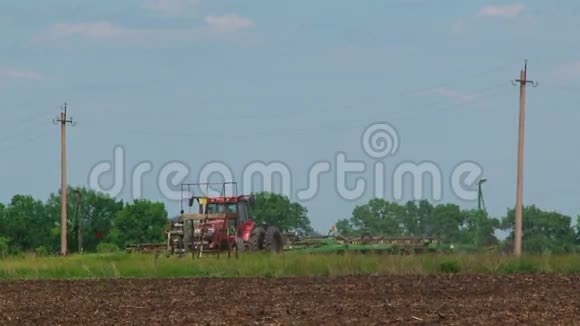 拖拉机在田间种植农作物视频的预览图