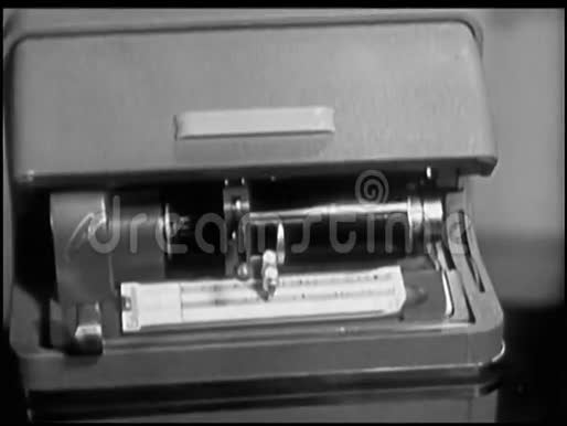 特写20世纪40年代的录音设备视频的预览图