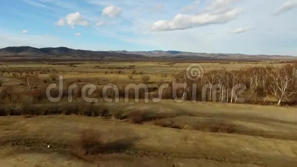 空中飞越田野之间的道路秋色乌兰巴托视频的预览图
