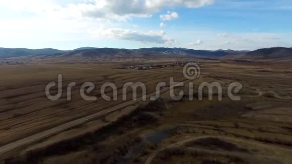 空中飞越田野之间的道路秋色乌兰巴托视频的预览图