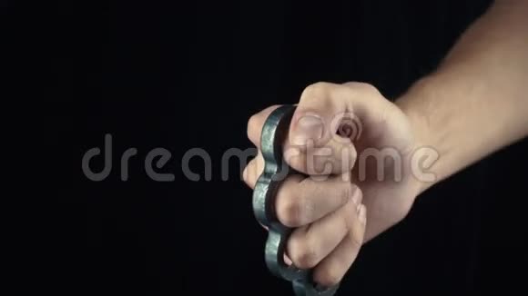 男人用指节的手指着大拇指视频的预览图