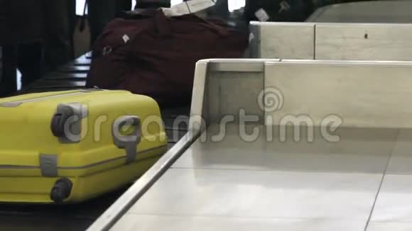 行李在机场的传送带上运送视频的预览图