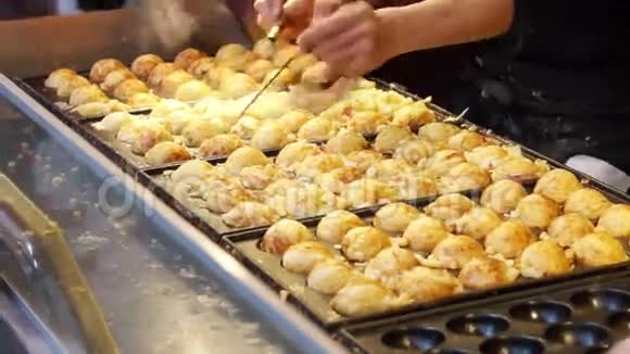 烹饪日本章鱼面粉球日本传统小吃视频的预览图