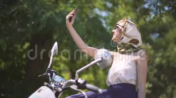 街上一个年轻漂亮的带着电动踏板车的女孩子视频的预览图
