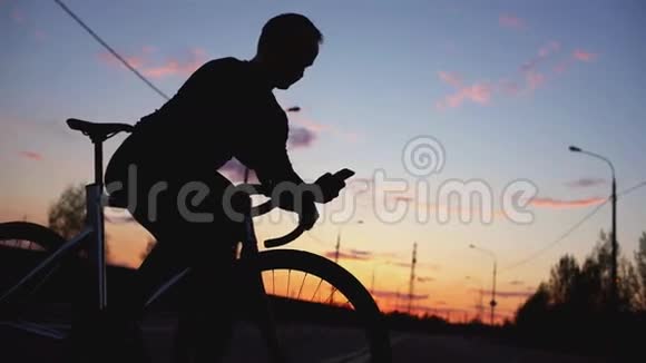人骑自行车和手机短信视频的预览图
