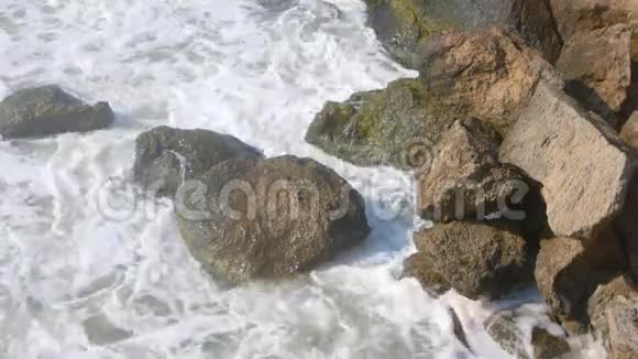 沿海岩石的冲浪视频的预览图