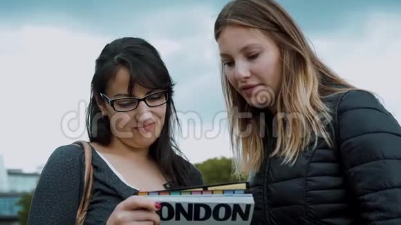 伦敦观光两个女孩和旅行指南视频的预览图