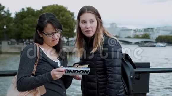 伦敦观光两个女孩和旅行指南视频的预览图