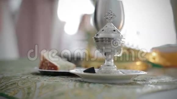传统东正教婚礼台的平滑镜头视频的预览图
