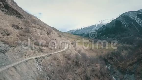 蜿蜒的道路在群山中群山在背景中用无人机射击视频的预览图